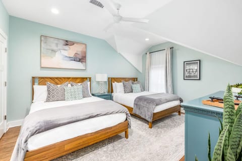 Patio Porches and Parking - 2 Blocks to King House in Charleston