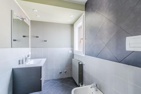 Shower, Toilet, towels