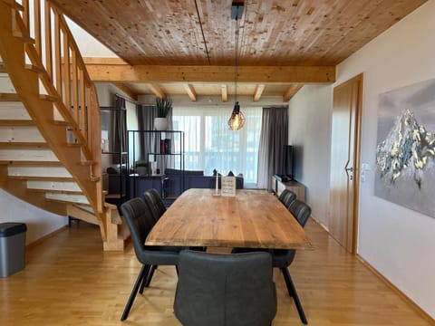 Seating area, Dining area