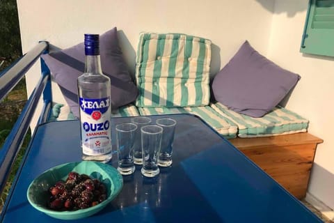 Living room, Food and drinks, Seating area, Drinks