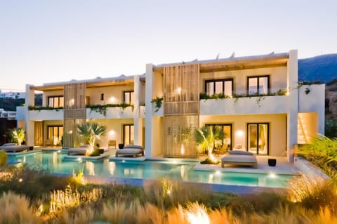 Property building, Pool view, Swimming pool, sunbed