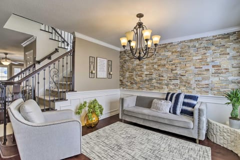 Luxe Home 30 Miles to Houston with Pool and Grill House in Cypress