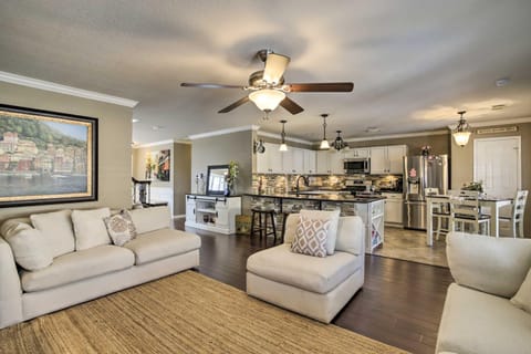 Luxe Home 30 Miles to Houston with Pool and Grill House in Cypress