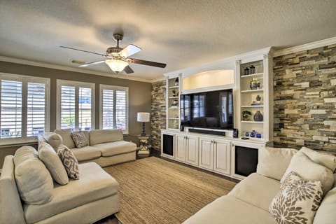 Luxe Home 30 Miles to Houston with Pool and Grill House in Cypress