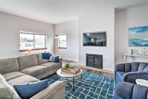 Swim, Hike and Fish Canalfront Gem in Ocean Shores Apartment in Ocean Shores