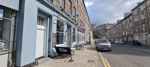 Large 4 bed (sleeps 8) Castle View Apartment in Edinburgh