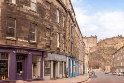 Large 4 bed (sleeps 8) Castle View Apartment in Edinburgh