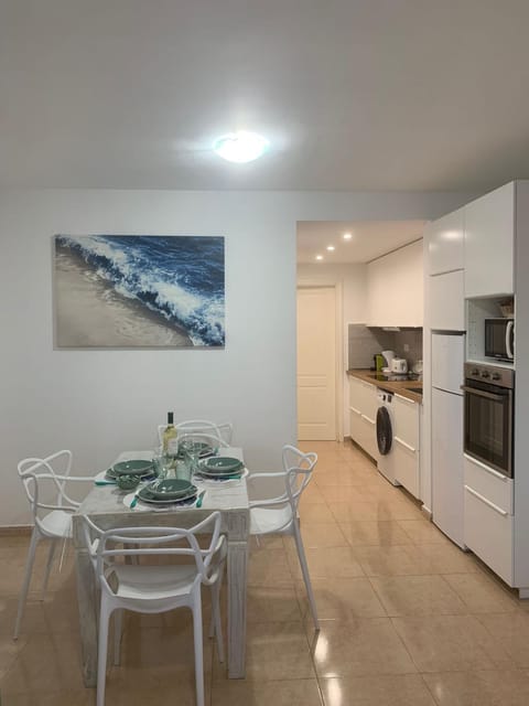 Kitchen or kitchenette, Dining area, minibar, pet friendly, stove, toaster