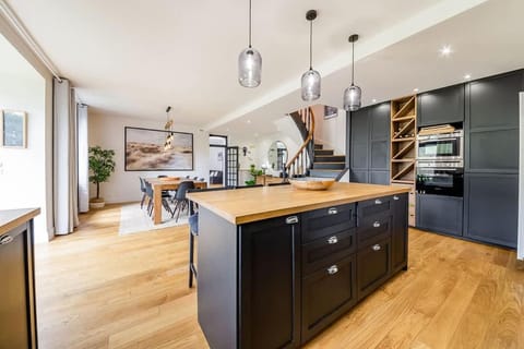 Kitchen or kitchenette, Dining area, oven, stove