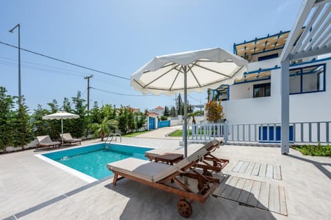Property building, Patio, Day, Pool view, Swimming pool, sunbed