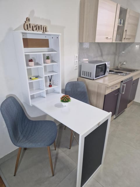 Kitchen or kitchenette, Dining area, minibar, oven, stove