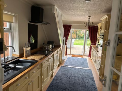 The Corner House, 36, Broadway Road, Apartment in Evesham