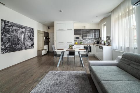 Living room, Meals, kitchen