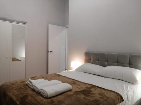 Photo of the whole room, Bedroom, towels, wardrobe