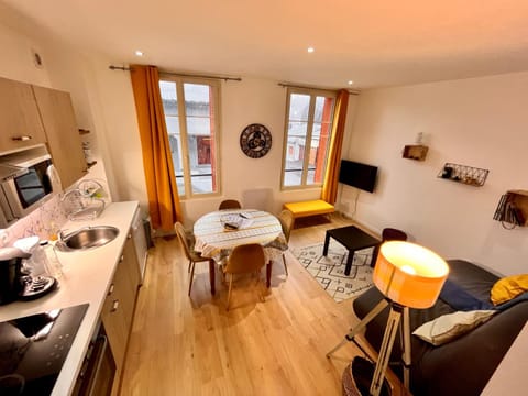 Seating area, kitchen