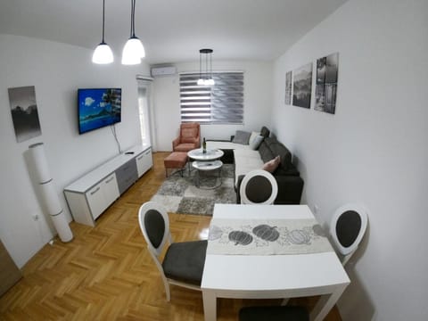 TV and multimedia, Living room, Seating area, Dining area