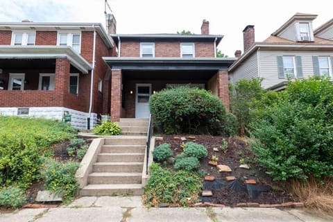 Craftsmen Charmer with Easy City & Airport Access House in Crafton