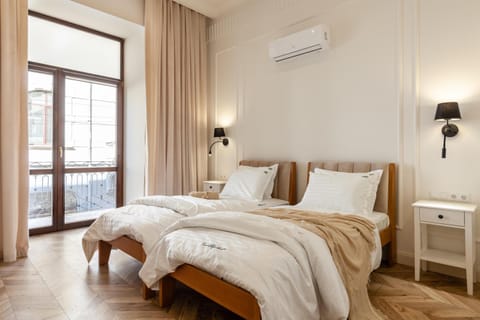 Bed, Photo of the whole room, Bedroom, internet, towels, air conditioner