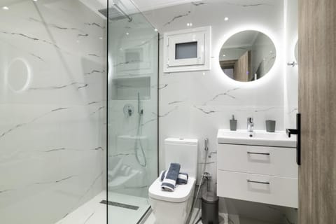 Shower, Toilet, Bathroom, towels