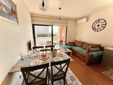 Living room, Food and drinks, Seating area, Dining area, Drinks, Alcoholic drinks, air conditioner