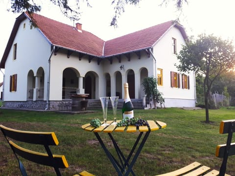 Property building, Day, Garden, Garden view