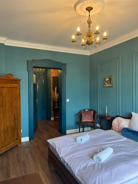 Bed, Living room, Photo of the whole room, Seating area, wardrobe