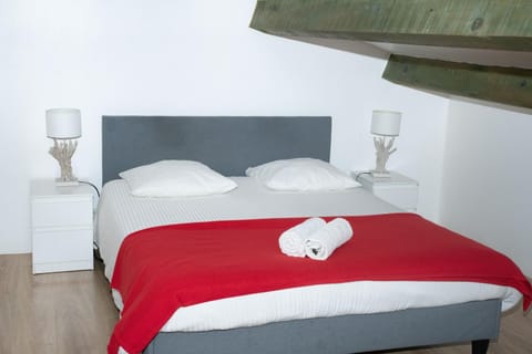 Bedroom, towels
