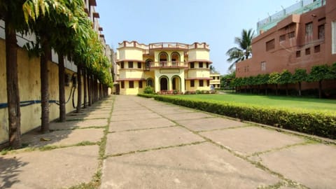 Property building, Day, Garden, Garden view, Landmark view