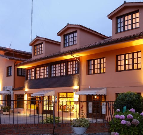 Property building, Facade/entrance, Night