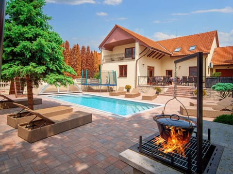 Property building, Day, Natural landscape, BBQ facilities, Garden, Garden view, Pool view, Swimming pool, sunbed