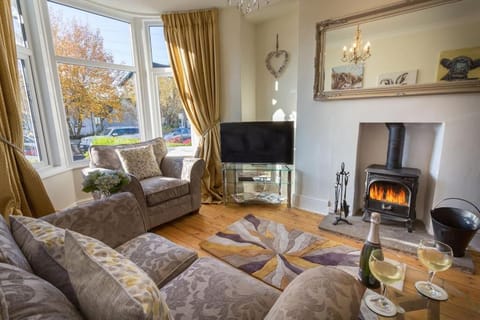 Communal lounge/ TV room, TV and multimedia, Living room, Seating area, Evening entertainment, flat iron