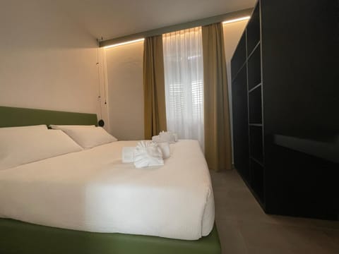 Bed, Bedroom, towels