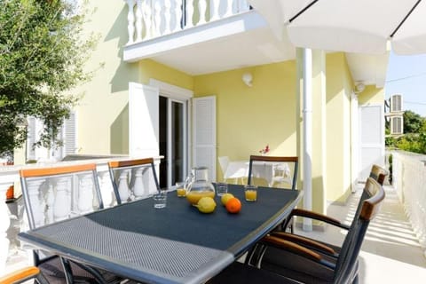 Patio, Day, Balcony/Terrace, Food and drinks