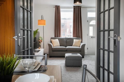 Cudworth House, Barnsley for contractors & Families, off-road parking, speedy WIFI,etc House in Borough of Barnsley