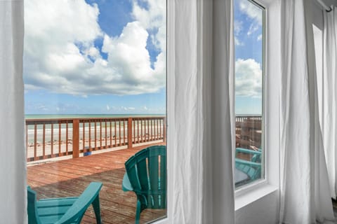 Patio, Day, Natural landscape, View (from property/room), Balcony/Terrace, Living room, Seating area, Sea view