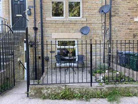 Property building, Patio, Day, Garden, Balcony/Terrace, Garden view