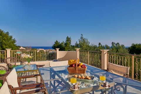 Patio, Day, Natural landscape, View (from property/room), Balcony/Terrace, Dining area, Food, Sea view