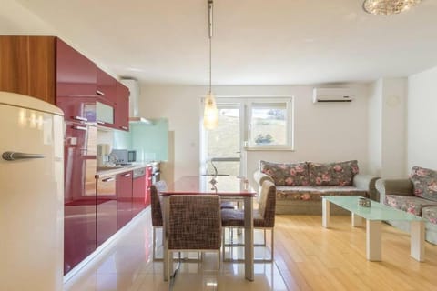 Kitchen or kitchenette, Living room, Seating area, Dining area, minibar, pet friendly, stove, air conditioner