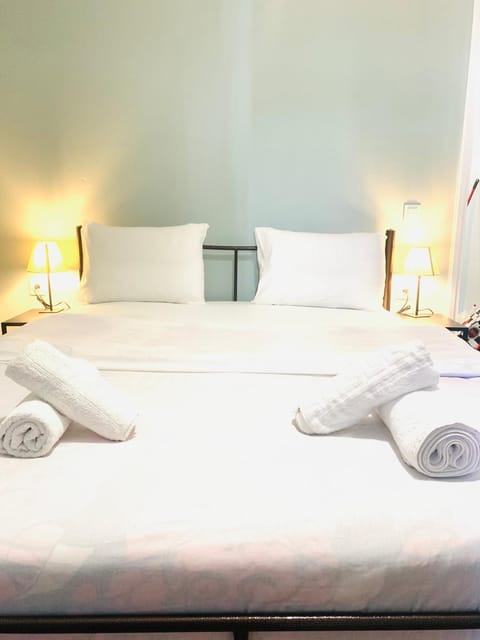 Bed, Photo of the whole room, Bedroom, towels
