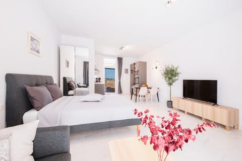 TV and multimedia, Living room, Photo of the whole room, Bedroom