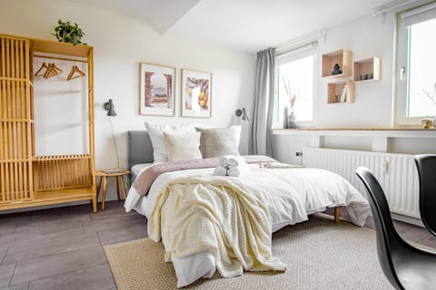 Bed, Bedroom, towels