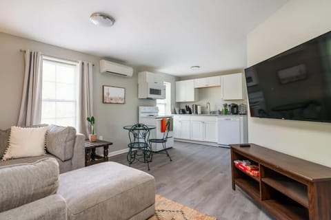 Communal lounge/ TV room, TV and multimedia, Kitchen or kitchenette, Living room, Seating area, Dining area, Evening entertainment, minibar