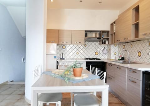 Kitchen or kitchenette, Dining area, pet friendly, stove