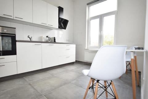 Kitchen or kitchenette, Dining area, stove