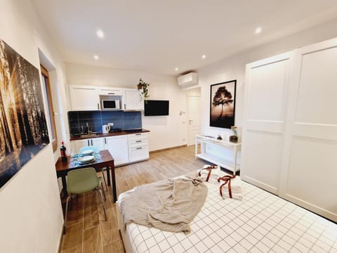 Bed, Living room, Seating area, Dining area, Bedroom