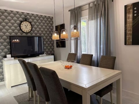 TV and multimedia, Seating area, Dining area