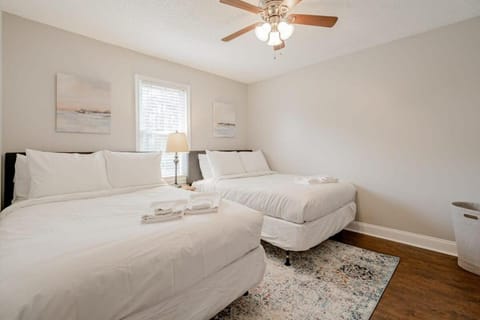 Fenced Yard 10 Mins to Lake Murray House in Irmo