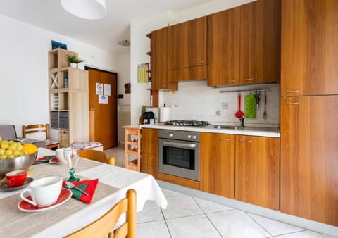 Kitchen or kitchenette, Dining area, oven, pet friendly, stove