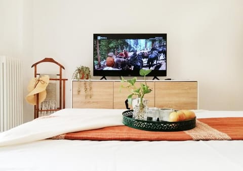 Bed, TV and multimedia, Photo of the whole room, Evening entertainment, Bedroom