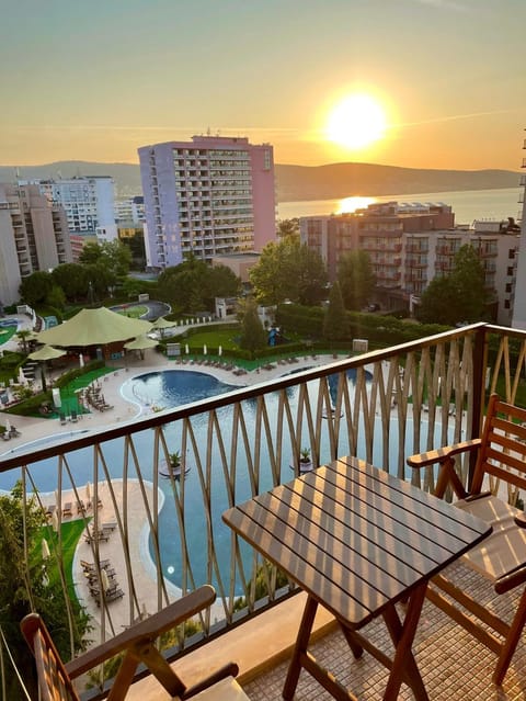 Patio, Natural landscape, View (from property/room), Balcony/Terrace, Mountain view, Mountain view, Pool view, Sea view, Swimming pool, Swimming pool, Sunrise, Sunset, sunbed
